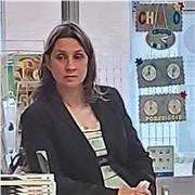 Docente impartisce lezioni per ragazzi di medie e superiori matematica diritto economia